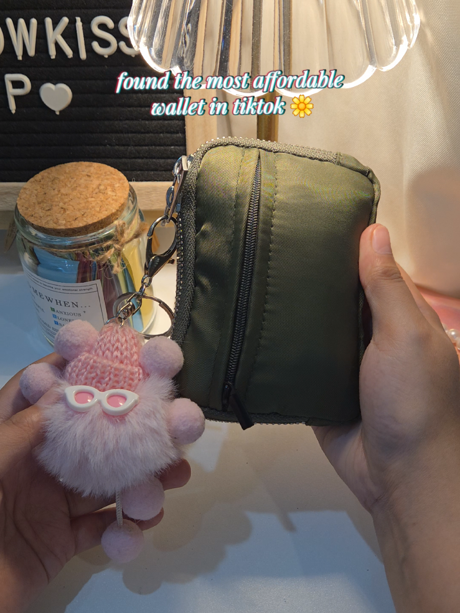 you wouldn't believe na 100+ lang to dahil nasa 500 yong ganito sa mall, and super same lang ng material mga sis.  #wallet #nylonwallet #pocketwallet #walletformen #affordablewallet 
