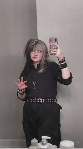 Happy haunt season!! I know I’ve got a few haunters on my page, sound off!! Its my 4th season as an artist, 3rd as an actor, and 2nd as an icon!!#emo #aroace #hauntseason #sfxartist #LanguageLearning 