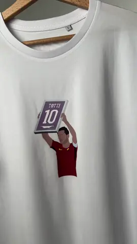 ⚽🔥 28.05.2017 — Olimpico «Figlio di Roma. Capitano. Bandiera...» L’ultima presentazione di Totti, la notte dei brividi. La T-shirt 