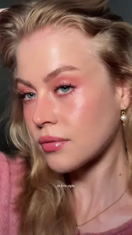 It hasn’t happened yet but I’ve decided it will (someday) Products: @Saie Powder @TROIAREUKE 💙 트로이아르케 Cushion @Diorbeauty Contour Stick @Westman-Atelier Blush @Hourglass Cosmetics Palette @힌스 hince_official Highlighter Balm @chanel.beauty Eyeshadow @Lancôme Mascara @ChanelOfficial Lipliner @rhode skin Lipgloss