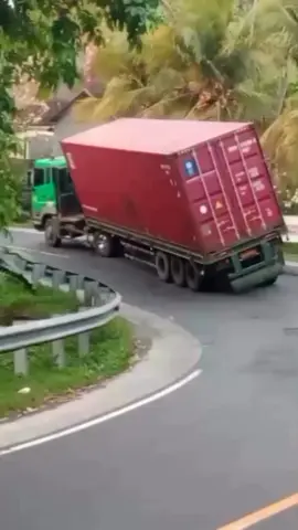 Kontainer 40 Feet Terbalik di Tanjakan Pangyangan Pekutatan, Lalu Lintas Sempat Buka Tutup Sebuah kontainer berukuran 40 feet mengalami insiden terguling di Tanjakan Pangyangan, Kecamatan Pekutatan, Jembrana. Kamis (4/9). Dalam rekaman video tersebut, kontainer tampak oleng hingga akhirnya terguling (nyungkling) di jalur tanjakan. Beruntung, tidak ada korban jiwa dalam insiden tersebut. Hingga saat ini, situasi di jalur tersebut terpantau padat dan para pengguna jalan diminta lebih bersabar serta berhati-hati saat melintas. Video: Tunik Cebol @cindanasarasw @mediajembrana #Infobaliviral #mediajembrana #jembrana #bali #fyp 