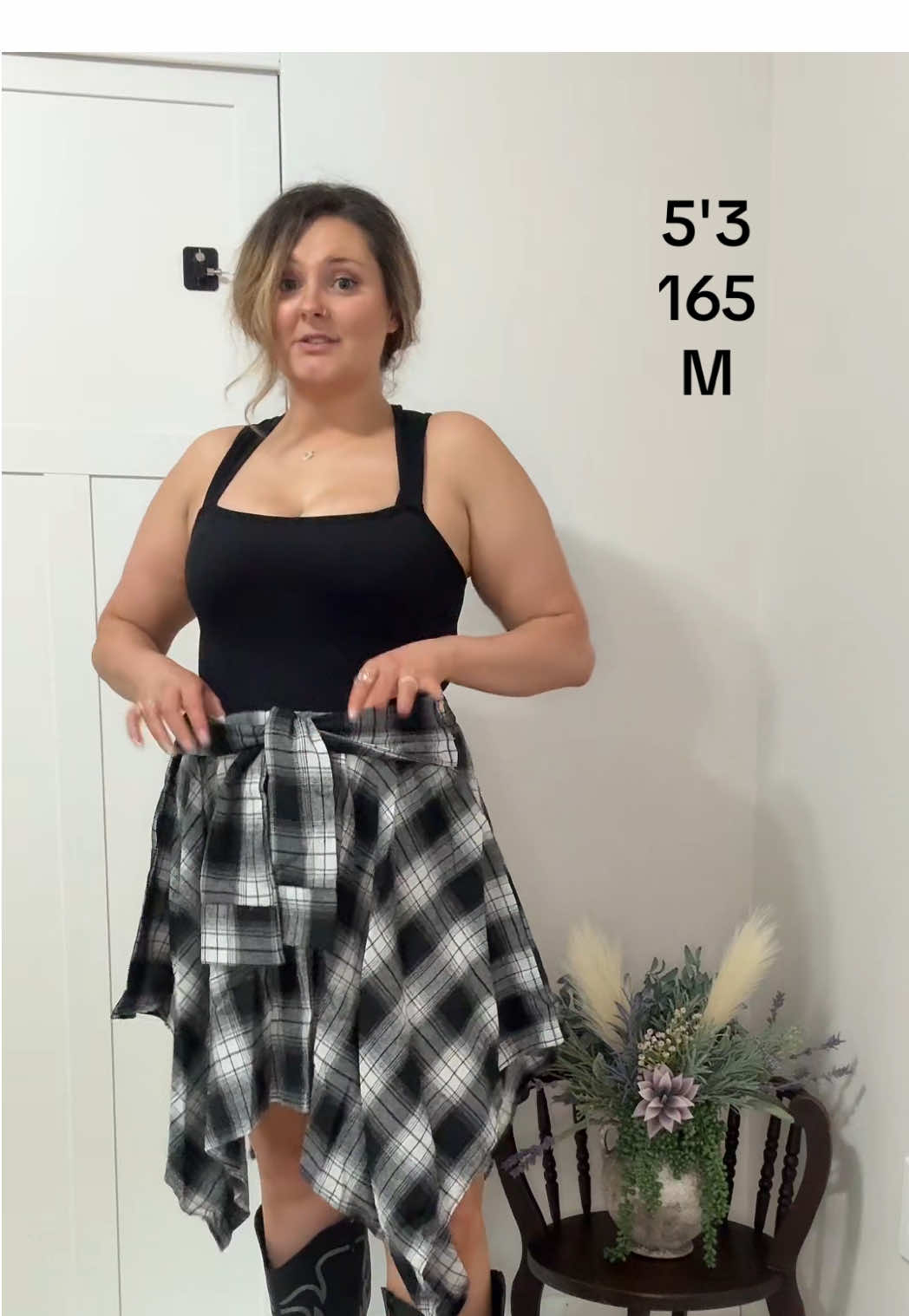 A skirt that looks like a plaid shirt. This is so adorable I can't even. Edgy but cute. #plaid #skirtoutfits #fallfashion #ymw @YMW 