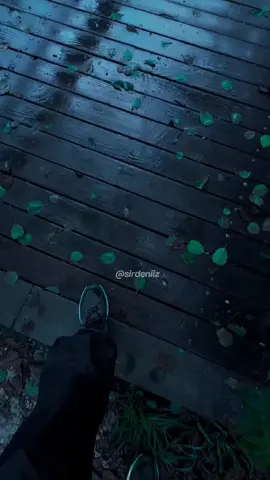 Kış soğutmaz aslında… Soğutan, insandır. Uçurum derin değildir… Derin olan, ihanettir. . . . . . . . . 🌊 Eğer bu satırlar ruhunuza dokunduysa, kelimelerin kıyısında buluşmak için takipte kalın @sirdenizi 🎙️ Seslendirme:  @erhankeklikk #kesfetteyiz #alıntı #seslendirmesanatçısı #siir #sirdenizi 