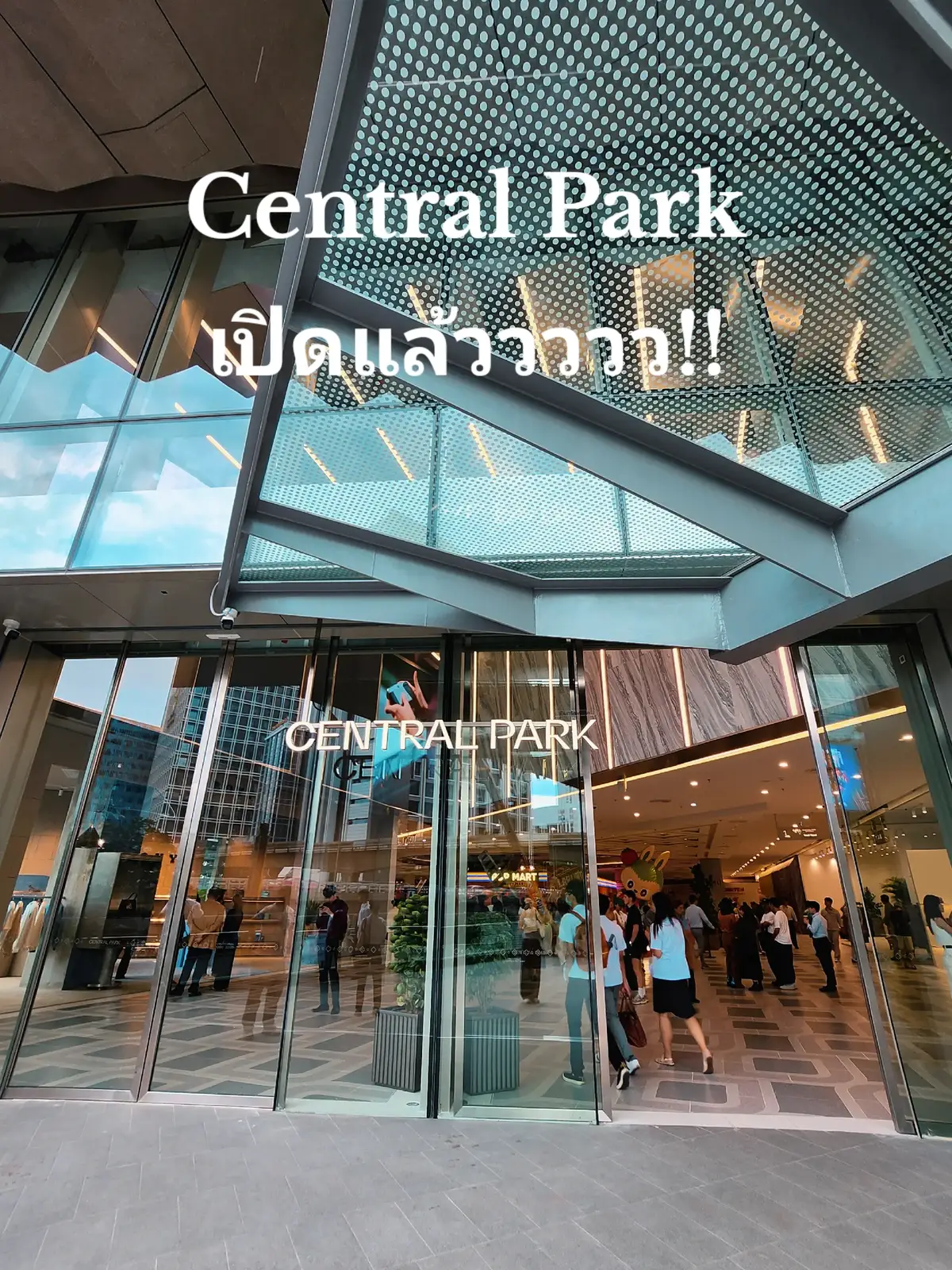 เจอแต่หัวคน เย้!!! 🩵🩵 #รีวิวคาเฟ่ #centralpark #รีวิวของดีบอกต่อ #silom #dusitthani 