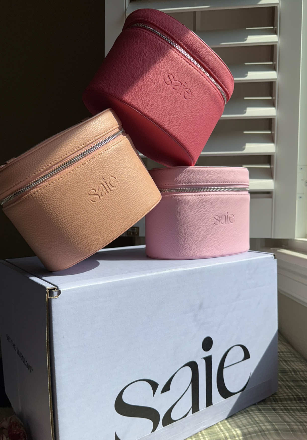 my biggest @Saie purchase and I’m loving these mini vanity cases!!! Let me know what color you’d get or which one you got! 🥰 #saie #saiebeauty #saievanitycase #makeuptok #beautyhaul 