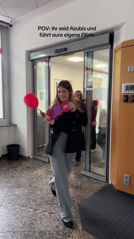 Stellt euch vor: Für ein paar Wochen haben wir unsere eigene Filiale übernommen!✨ Von Beratung über Kasse bis zur Organisation im Hintergrund: alles liegt in unseren Händen. 💪                                                      Kommt vorbei, schaut euch unsere Azubi-Filiale an und erlebt, wie viel Power in uns steckt! 🚀 Wir freuen uns auf euren Besuch🤗#AzubiFiliale2025 #TeamPower #forupage #fyp 