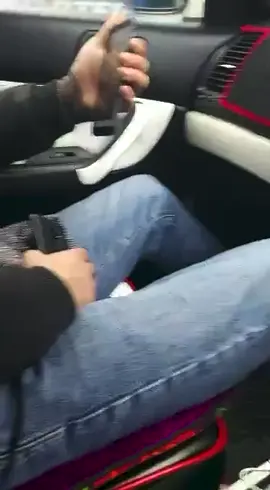 Тармактарга видео тарады, анда белгисиз бирее коркунучтуу ишеним менен «Ноокатта баарын сигетурган менмин, Ноокаттын главный адамы менмин» жана «ким болбосун ордуна коюп коём» деп айтканы угулат. Бул сездер жен эле чуу эмес, бут шаарга тузден-туз коркутуу жана чакырык болуп саналат. Аталган адамдын уюшкан кылмыштуу топтор менен байланышы бар деп шек саноого толук негиздер бар. Анын сөздөрү эл арасында чочуу жаратып, кооптуу чакырык катары угулат. Мындай видеону көңүл сыртында калтыруу мүмкүн эмес — ал ири жаңжалдардын жана кылмыштуу окуялардын башталышына алып келиши ыктымал. Мындан тышкары, бул адам жер тилкелерин мыйзамсыз жол менен өзүнө каратып алып, адамдарды коркутуп-үркүтүү аркылуу бир эле жерди 5–6 кишиге сатып, алардын ар биринен акча алып, кийин каражатты кайтарбай жүргөнү тууралуу да маалыматтар бар. Бул дагы элдин укугун тепселеген өтө оор мыйзам бузуу болуп эсептелет. Биз укук коргоо органдарынан тез арада чара көрүп, иликтөө жүргүзүүнү талап кылабыз! Ноокаттын тургундары ким бул сөздөрдүн жана иштердин артында турганын, ошондой эле өз коопсуздугунун кантип камсыздалып жатканын так билиши зарыл.#ноокат #укмк #гкнб 