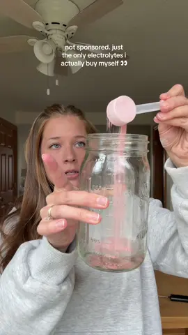 from one crunchy mama to another…these are the only electrolytes i actually trust 👏 @Just.Ingredients #justingredients #healthandwellness #electrolytes #electrolyte #electrolytepowder 