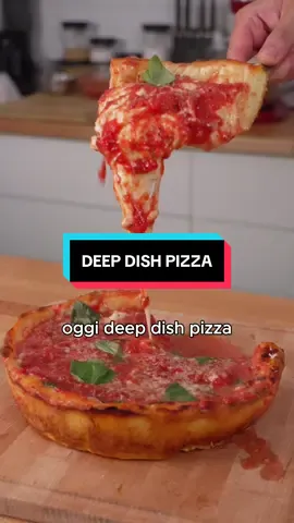 La cucina americana non esiste? OGGI DEEP DISH PIZZA 🍕 Una vera e propria leggenda nel mondo della Pizza 🍕❤️ INGREDIENTI: • Impasto per la pizza 500g • Pomodori pelati 150g • Origano • Basilico • Sale • Olio • Pepe • Mozzarella 760g • Burro • Parmigiano PROCEDIMENTO: Stendere l’impasto della pizza con il mattarello. Mettere in una ciotola pomodori pelati con origano, basilico, sale, pepe ed olio e mischiare il tutto con le mani. Tagliare la mozzarella a fettine. Imburrare una teglia con burro e adagiare l’impasto a ricoprire il tutto. Riempire la teglia con una dose generosa di mozzarella e ricoprire con il sugo di pomodoro. Infornare e fare cuocere a 220 gradi per almeno mezz’ora. 15 minuti sul fondo del forno e poi almeno altri 15 a metà. Completare con parmiggiano grattugiato e un pò di basilico.