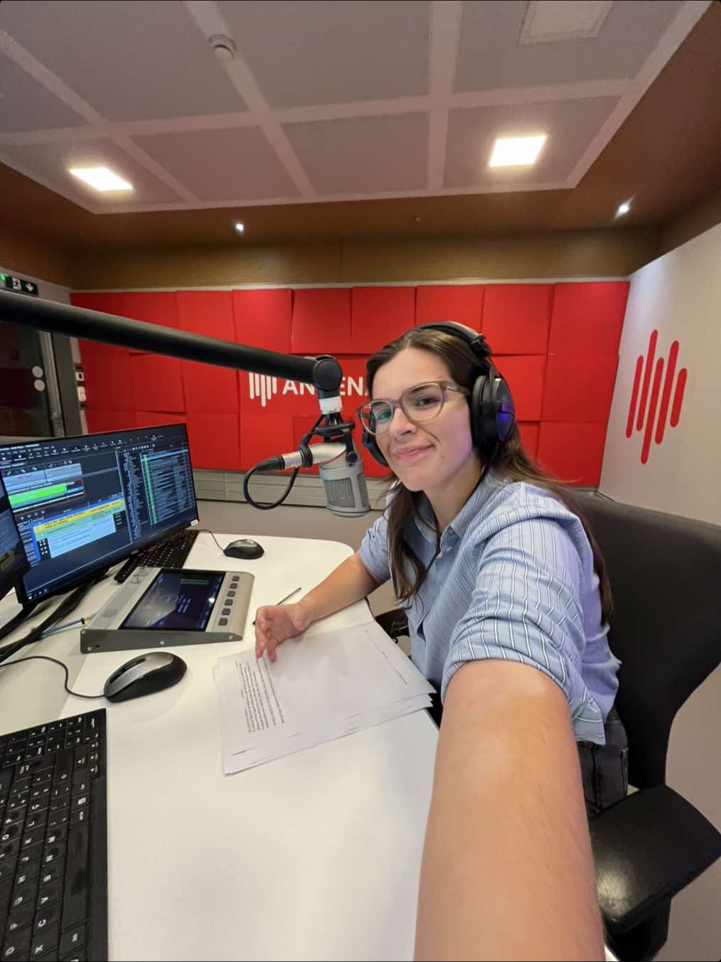 Já que tantos me perguntam o que é que um jornalista faz na madrugada…cá vai 🎙️🎧 #antena1 #jornalismo #radio #noticias 