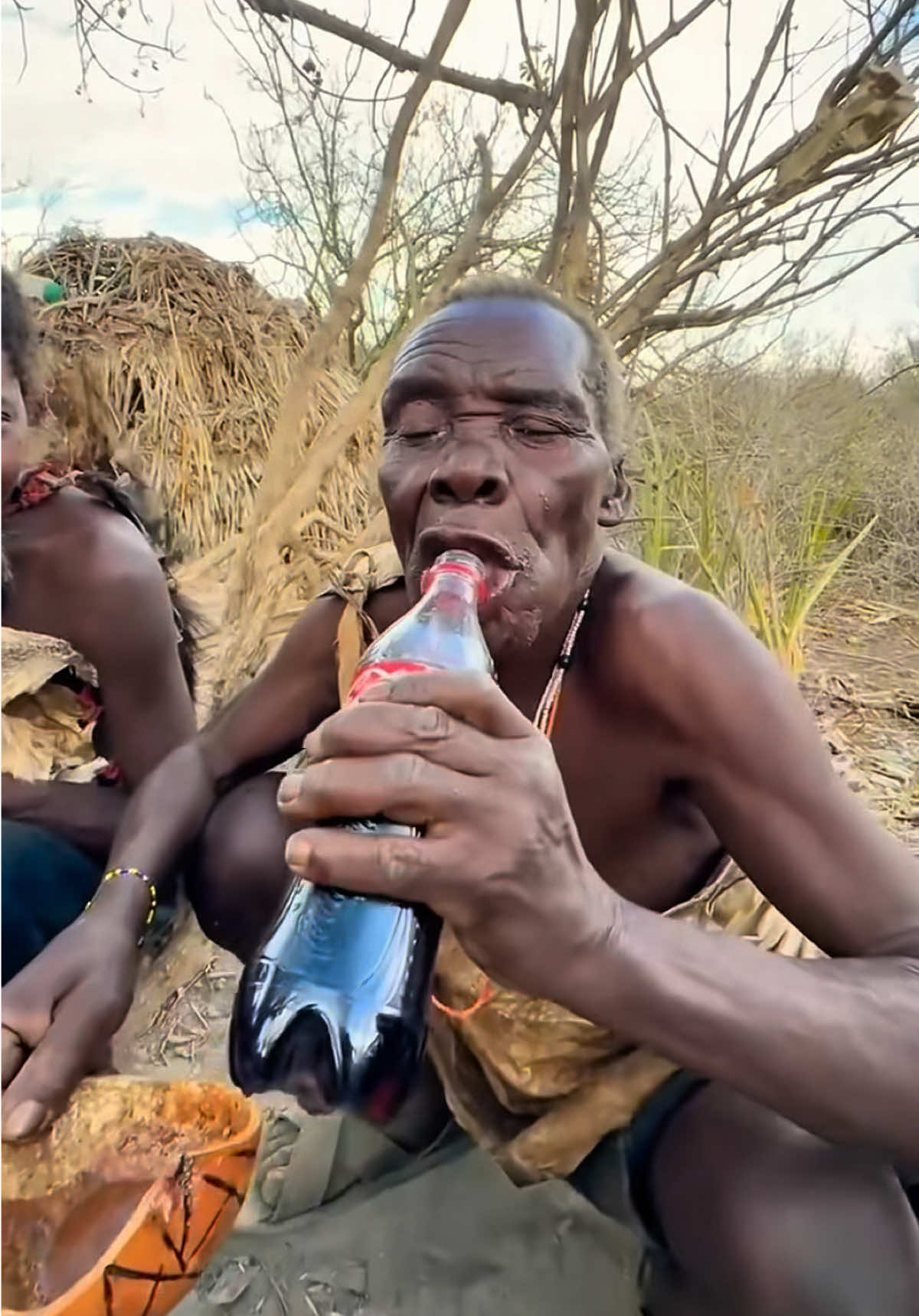Being a chief in a tribe not only provides delicious food to eat, but also exclusive drinks after meals#hadzabetribe #foryoupage #cooking #chaaba #FoodLover 