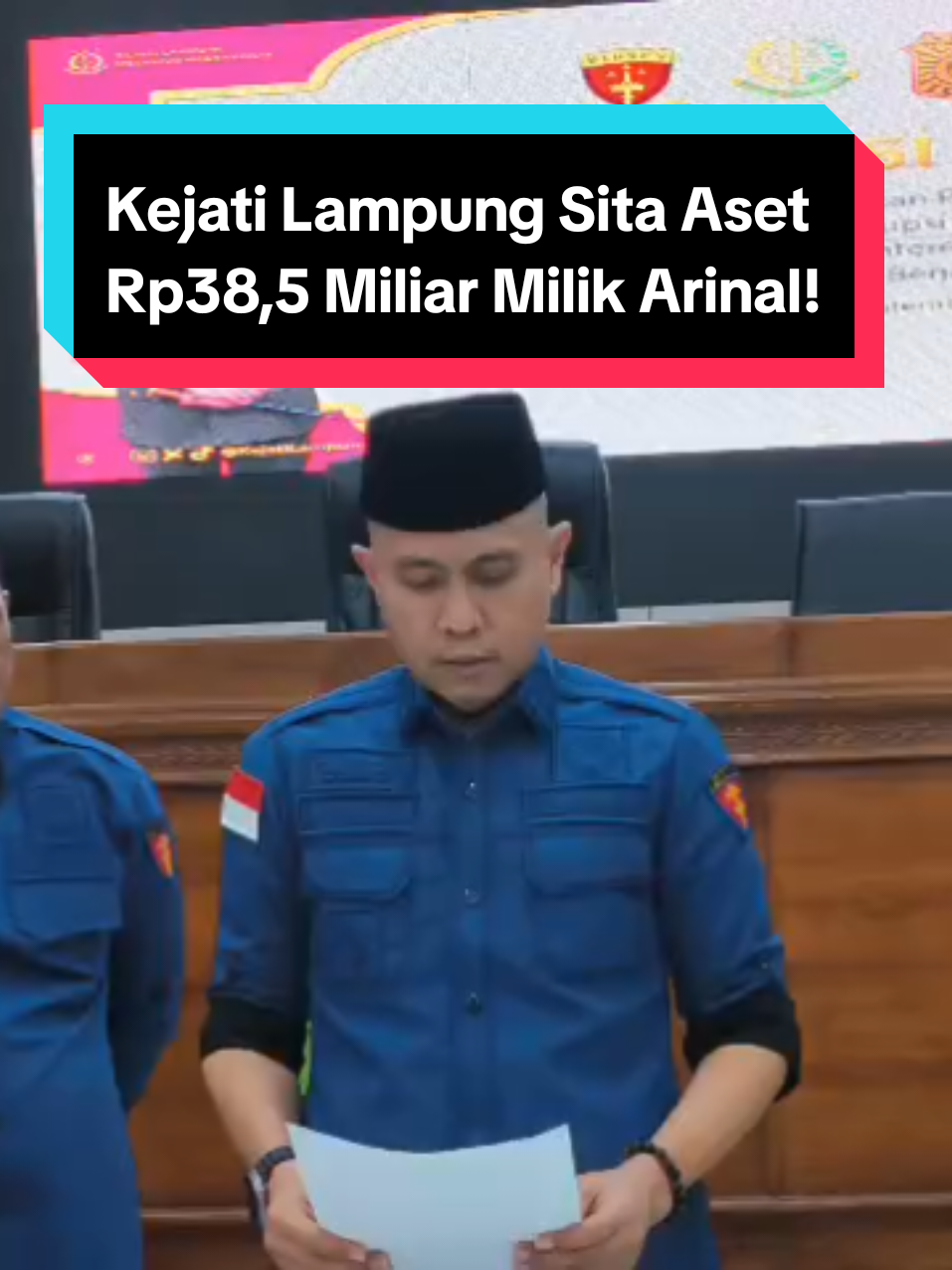 Mantan Gubernur Lampung, Arinal Djunaidi, diperiksa Kejati Lampung terkait dugaan korupsi dana Participating Interest 10 persen senilai 17,28 juta dolar AS. Penyidik juga menyita aset mewah dari rumah Arinal di Kedaton. Nilainya fantastis: Rp38,5 miliar! 💰 Barang yang diamankan: 7 mobil 🚗 Rp3,5 miliar Logam mulia 645 gram ✨ Rp1,29 miliar Uang tunai & valas 💵 Rp1,35 miliar Deposito Rp4,4 miliar 🏦 29 sertifikat tanah 🏡 Rp28 miliar