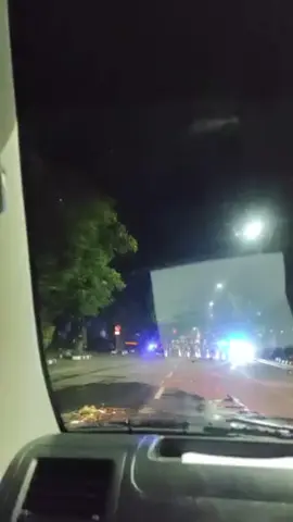 Sedikit cerita ya gaes, ini pengalamanku waktu demo besar kemaren tanggal 29 Agustus 2025 di Solo. Saya membawa pasien emergency dan harus segera butuh penanganan dirumah sakit yang besar, tidak ada jalan lain kalau muterpun pasti jauh dan macet.. disini saya dan tim medis lain sempet terkena gas air mata walaupun sudah ditutup kaca ambulannya tetapi gas air mata itu tetap masuk, dan mengakibatkan mata perih pedes dan sedikit sesak nafas.. Dan saya salut untuk respon semuanya mau membukakan jalan untuk kami yang membawa pasien emergency.. Alhamdulillah kita selamat sampai tujuan dan pasienpun juga aman sampai rumah sakit tujuan..  Semoga Lekas membaik Indonesiaku🇲🇨 #fypage #tiktok #nakesindonesia #timmedis#perawatindonesia 