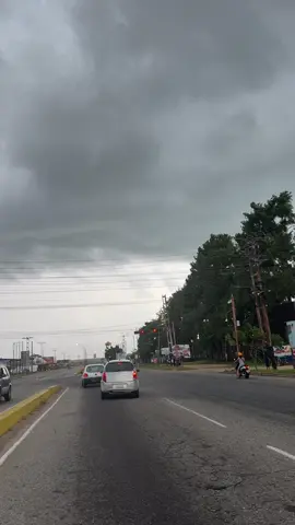 Parece que se viene el agua, a guardar la ropa 😅 @aldiaconbarinas ☁️ • #barinas #barinasvenezuela #aldiaconbarinas #lluvia #jueves 