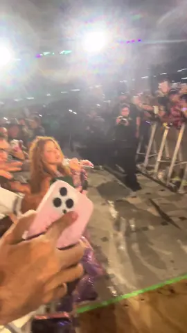 Así de cerquitica te tuve @Shakira 