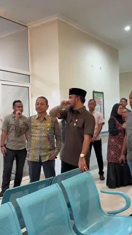 Bupati Aceh timur al-farlaky respon langsung keluhan masyarakat tentang AC yang rusak di RS dan tentang kurang nya doktor spesialis sakit jantung di RS tersebut.