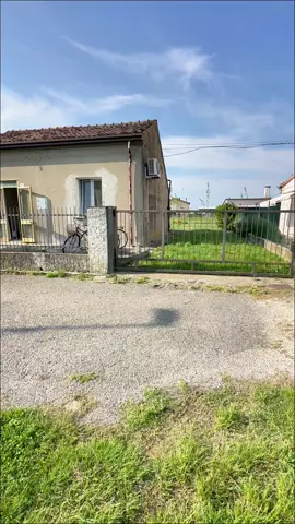 🏡 Casa indipendente tutta al piano terra in vendita a Codigoro (FE)  In una tranquilla frazione del comune proponiamo abitazione di circa 60 mq, libera su 4 lati e circondata da un giardino esclusivo di circa 300 mq (tra coperto e scoperto). La casa si sviluppa tutta al piano terra ed è composta da: ✨ doppio ingresso ✨ soggiorno/pranzo ✨ cucinotto ✨ camera matrimoniale ✨ bagno All’esterno troviamo un giardino recintato, ideale per vivere momenti di relax all’aperto. 🔹 Riscaldamento autonomo 🔹 Infissi in PVC con vetrocamera 🔹 Classe energetica G 🔹 Arredamento compreso 💰 Prezzo: Euro 45.000,00  ❌ No affitto a riscatto  📌 Rif. Agenzia: CR 34 ℹ️ Importante: 1. Per motivi di privacy NON viene indicato l’indirizzo esatto dell’immobile. 2. Maggiori dettagli verranno forniti solamente previo contatto telefonico. 3. Le visite verranno fissate solo previo contatto telefonico. 4. Le visite vengono effettuate previa visione dei documenti di riconoscimento e sottoscrizione del foglio visita. 📲 Altre proposte o maggiori FOTO su Campagna Mare Immobili  🏢 Ufficio Copparo – Via XX Settembre 4 🏢 Ufficio Codigoro – Via IV Novembre 56  📞 Cell. 334 1963413 #CampagnaMare #CaseInVendita #Immobiliare #Codigoro #Ferrara       