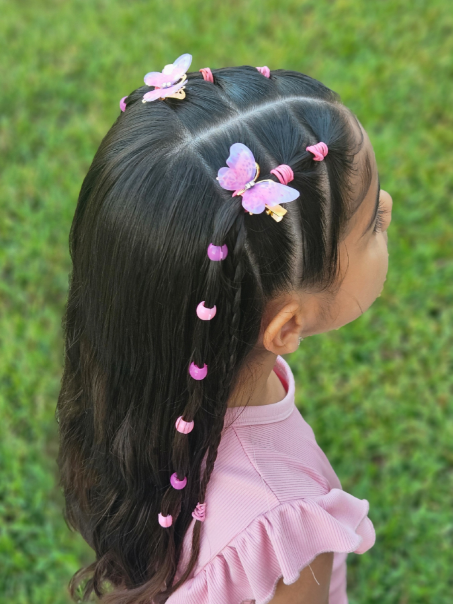 ✨ Pretty in Pink ✨ Bubble braids topped with a butterfly clip and finished with beads for the cutest touch 🦋💕 #picturedayhairstyle #hairstyleideas #peinadosfaciles #pelolargo #y2khairstyle  Peinado con ligas (estilo hormiga), broches de mariposa y cuentas💖💗 Perfecto para la escuela✨️