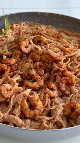 شو اكتر صوص باستا بتحبوه؟ عملتلكم اكتر وصفة كريمي و لذيذة بأبسط طريقة صحية 🍝  🦐for the shrimp / للربيان🦐 -500g shrimp / ٥٠٠ ج ربيان -1 tsp paprika -1/2 tsp garlic powder  -1/4 tsp salt -1/4 tsp black pepper  🍝for the pasta / للمعكرونة🍝 -700g pasta (before cooking) / ٧٠٠ ج معكرونة (قبل السلق)  -1 onion / ١ بصل  -250g cherry tomatoes / ٢٠٠ ج بندورة كرزية  -2 tsp paprika / ٢ معلقة صغيرة بابريكا -1 tsp garlic powder / ١ معلقة صغيرة ثوم باودر  -1 tsp onion powder / ١ معلقة صغيرة بصل باودر -1/2 tsp salt / ١/٢ معلقة صغيرة ملح -1/2 tsp black pepper / ١/٢ معلقة فلفل اسود  -500ml tomato puree (NOT paste) / ٥٠٠ مل بوريه البندورة  -500g cottage cheese / ٥٠٠ ج جبنة قريش -1 1/2 cups pasta water / ١ كوب و نص ماء سلق المعكرونة