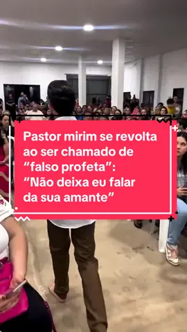 Pastor mirim se revolta ao ser chamado de “falso profeta”: “Não deixa eu falar da sua amante” Um episódio polêmico marcou um culto realizado na noite de terça-feira (2/9), em Ponta Porã, Mato Grosso do Sul. O pastor mirim Miguel Oliveira, de 15 anos, interrompeu a pregação para responder a uma acusação feita por um dos presentes, que o teria chamado de “falso profeta”. Visivelmente irritado, o jovem direcionou suas palavras a um homem identificado apenas como Cléber. Nas imagens que circulam nas redes sociais, Miguel dispara: “Está me chamando de falso pastor, Cléber? Não deixa eu falar da sua amante, não, Cléber? Não deixa eu falar da Clara não, Cléber? Você tá me chamando de falso pastor, Cléber? Tira a camisinha de dentro da carteira, Cléber. Homem casado que fica pegando mulher dos outros. Se me chamar de falso profeta de novo, te pego no meio da multidão, porque Deus tá falando que tem que respeitar o profeta”.