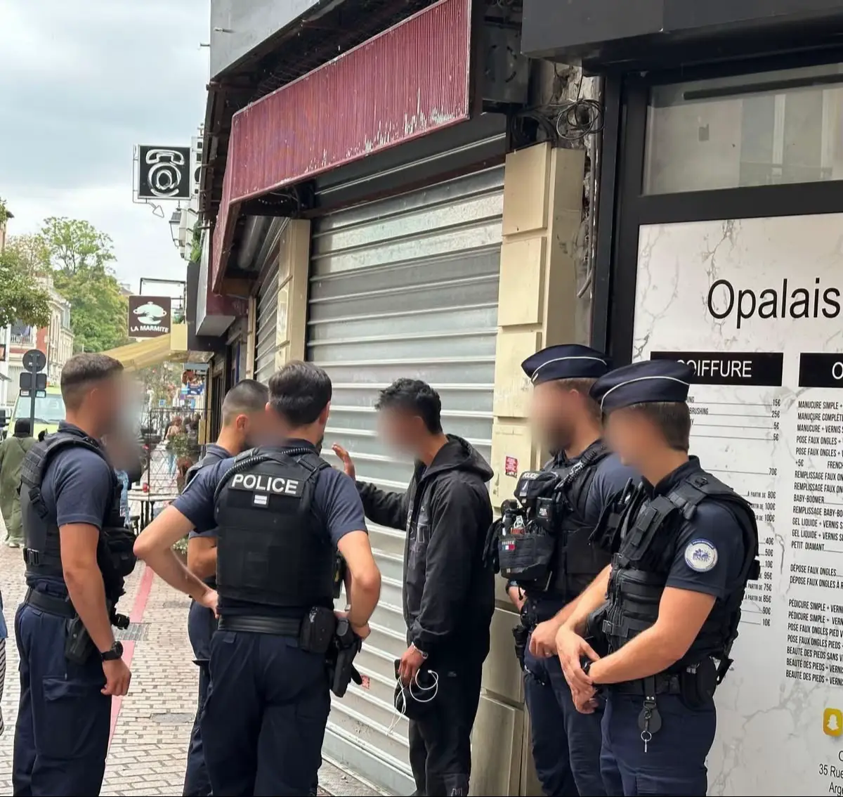 👮‍♂️👮‍♂️ #Tranquillisation #PoliceDuQuotidien | 21/08 Opération de tranquillisation en centre-ville d’Argenteuil et aux abords de la gare, menée par la police nationale du #valdoise, en présence de #prefet95 ❌ 3 interpellations d’étrangers en situation irrégulière ❌ 2 amendes forfaitaires délictuelles (AFD) pour détention et consommation de stupéfiants  ❌ Saisie d’un scooter ❌ Saisie de cigarettes de contrebande Ministère de l'Intérieur | Police Nationale du Val-d'Oise | Police Nationale | Ville d'Argenteuil (officiel) 