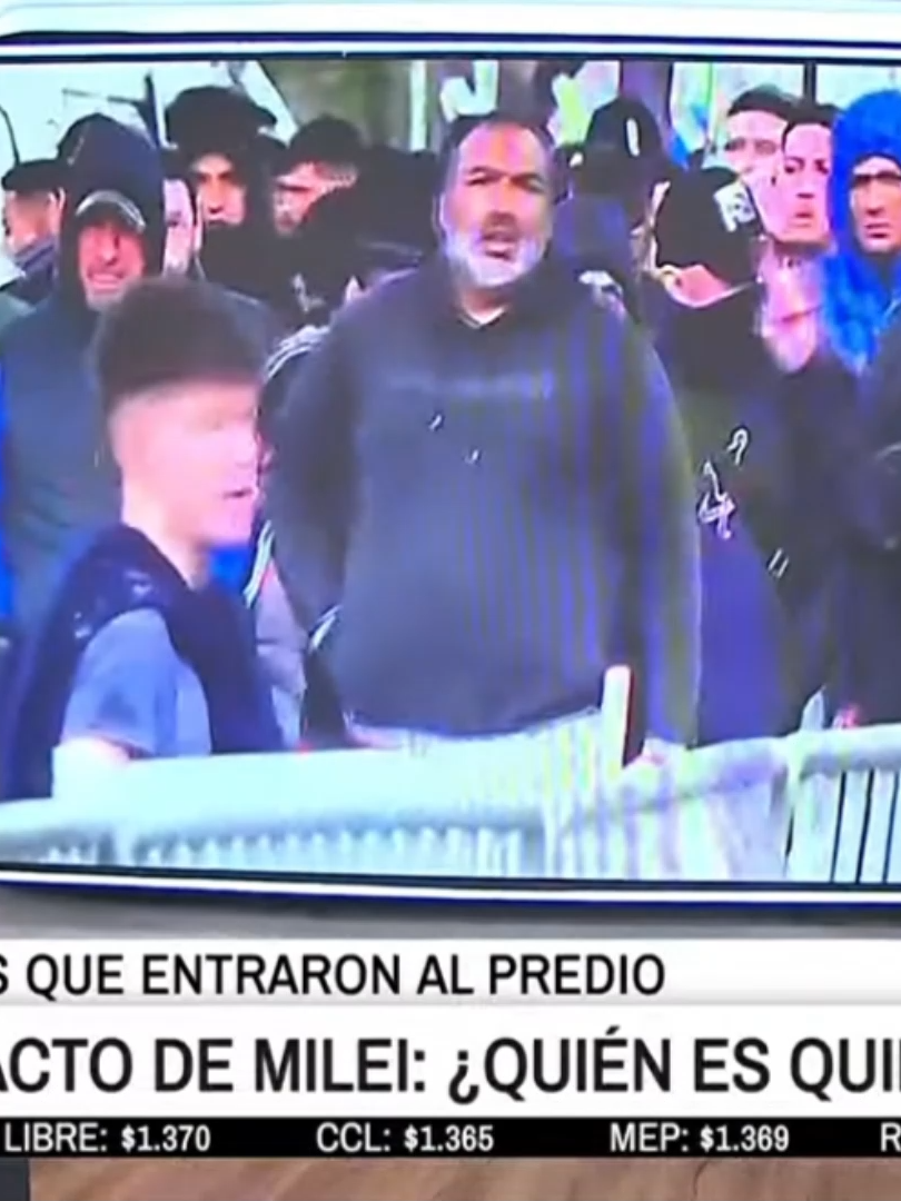 🚨 ESCÁNDALO:  Milei le pagó 90.000 $ a barrabravas para que vayan a su acto de campaña.   Y decir que les 