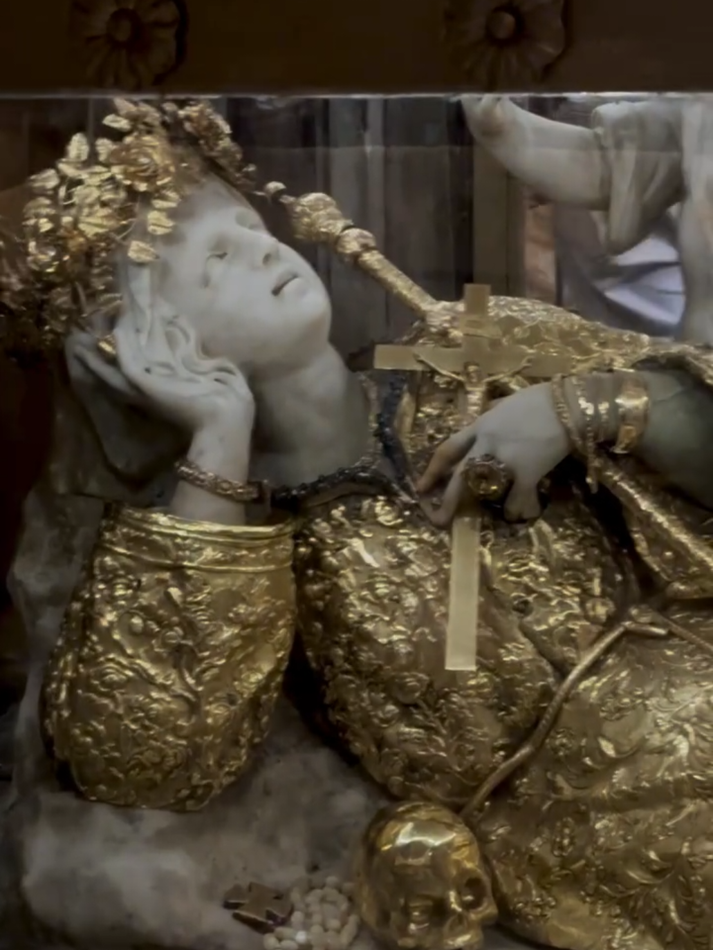 Oggi, 4 settembre, la #Chiesa celebra la memoria di #SantaRosalia, la “#Santuzza” di #Palermo. Nella grotta del #MontePellegrino, dove visse in preghiera e solitudine, i fedeli salgono in pellegrinaggio per invocare la sua intercessione e affidarle le proprie speranze. 