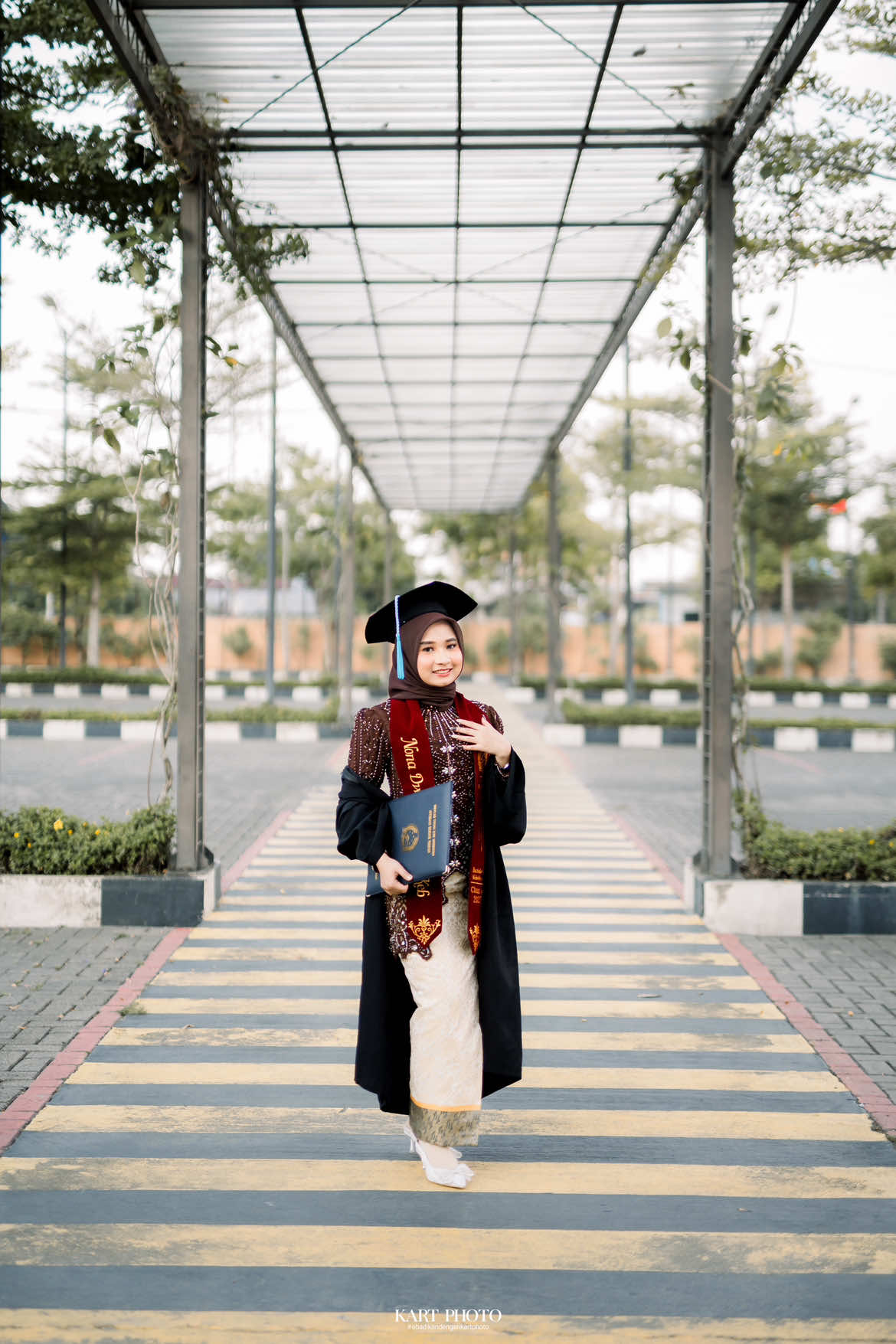 Sulit di jelaskan #abadikandengankartphoto #fotowisudamedan #kartphoto #trendkartphoto #fotowisuda 