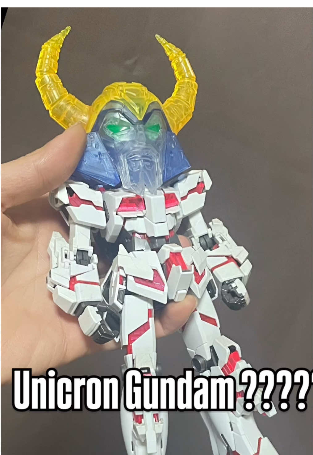 Unbox and build #blokeestransformers clear version of #unicron head  Just speculating but it fits on their universal ball joint soooo ….. in theory they could very well build a figure him 😐🤷🏻‍♂️ . . . #blokees #transformersg1 #modelkit  @blokees.official @TRANSFORMERS 