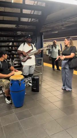 Yes, my goal is to sing everywhere 🤓 #metro #newyorkcity #trainstation #sing #amywinhouse 