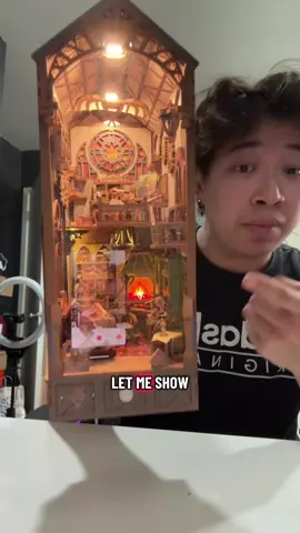This Leonardo de vinchi Booknook has many gimmicks and cool aspects, from motion sensor to an infinite hallway! #DIY #diyproject #diyjunkie #diykit #gift #giftideas #birthdaygift #birthdaygiftidea #activityideas #diygiftideas #funhobbies #hobbyideas #booknook #booknookdiy #leonardodevinchi 
