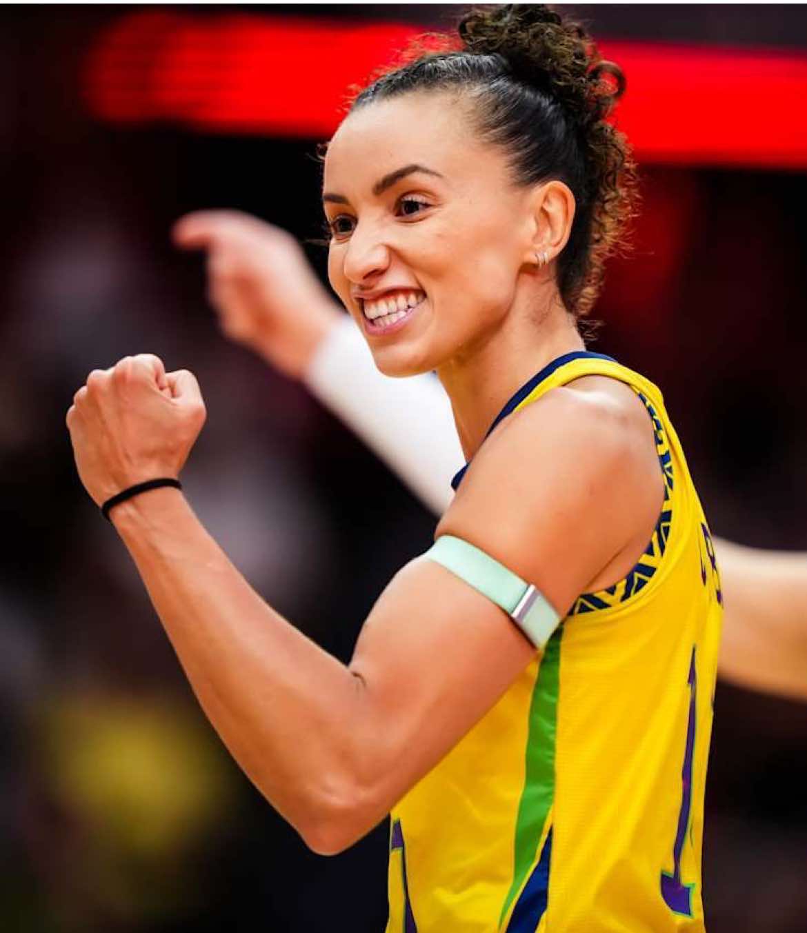 O espírito Olímpico no Mundial de Vôlei! 🤩 Gabi comentava a vitória sobre a França quando parou para cumprimentar e reconhecer o ótimo trabalho do técnico francês. Rivalidade em quadra, admiração e respeito fora dela! 🤝 #WWCH #Thailand2025 #volleyball
