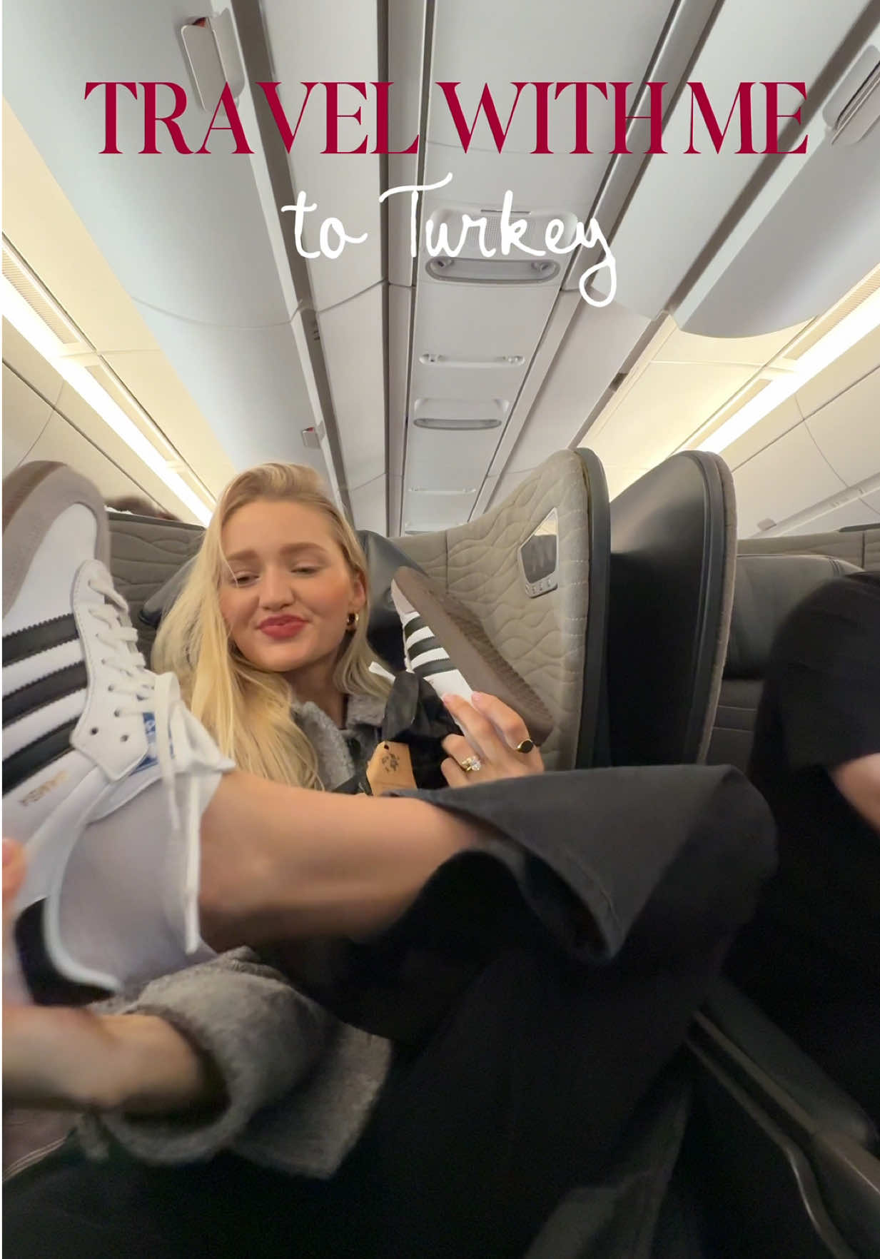 Me and a travel vlog go like this 🤞🏼 I was lucky enough to fly business, so I HAD to vlog the experience for you 😩😍✈️🩷 Next stop: Istanbul! 🇹🇷❤️ #travel #istanbul #capetown #southafrica #viral  
