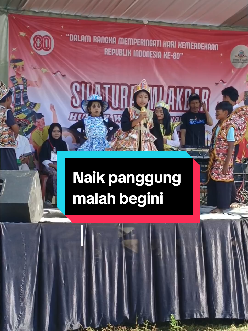 Karena masih pada grogi jadi belum bisa menguasai panggung dan tidak leluasa berjoget dan tidak lepas seperti biasanya.  Yang penting semakin berani tampil dan pesan yang disampaikan dari sisindiran ini tersampaikan.  #sisindiransunda 