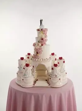 Une pièce montée 100% en guimauve pour votre mariage ? Oui ça existe et vous pouvez la commander sur notre site internet 🤷‍♂️🍭💖 création originale by #tontonpierrot ❣️