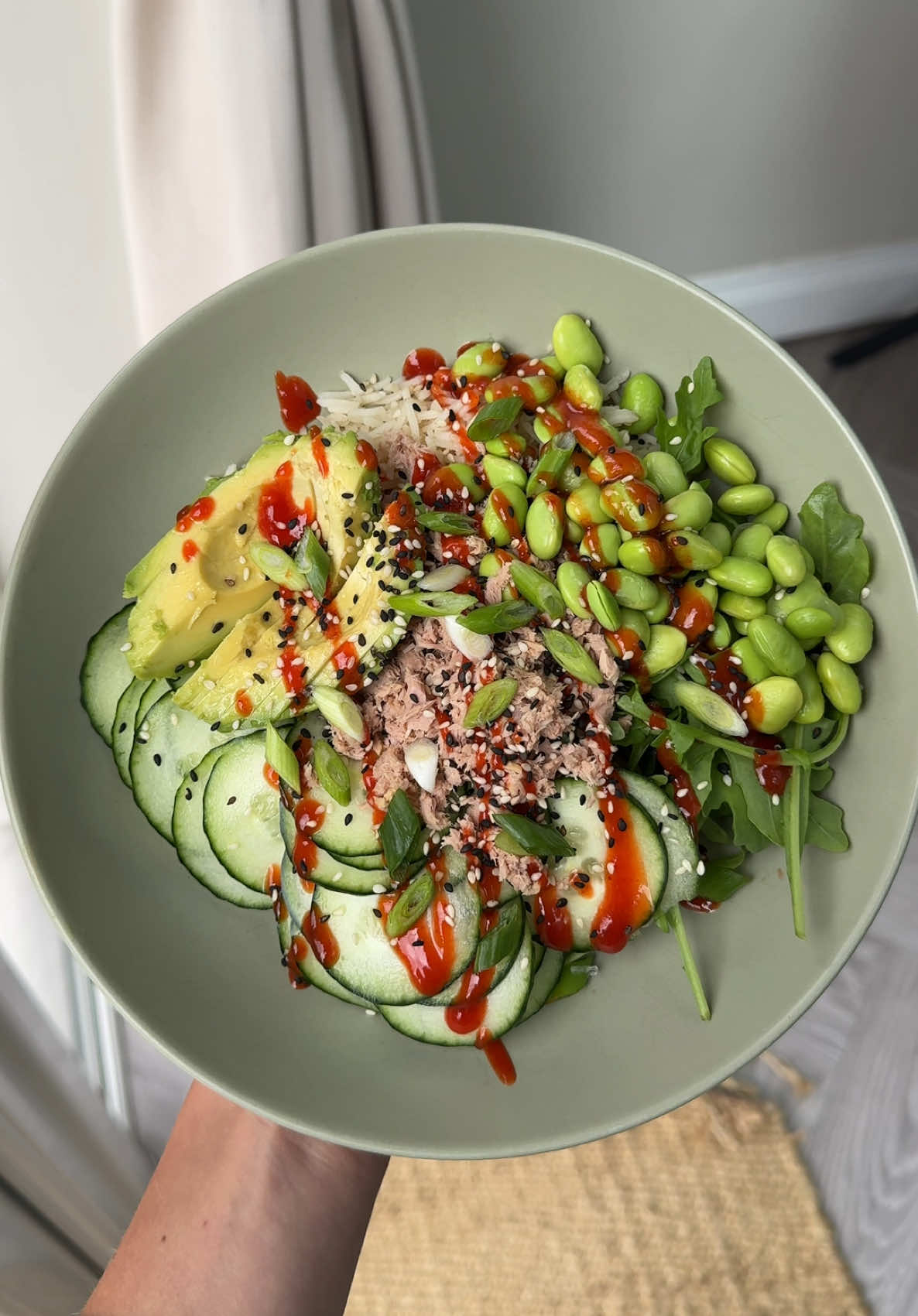 Spicy tuna bowl 🌶️  Such a great lunch option if you are short on time but need something high in protein & fibre ☺️ also tastes so good! 125g cooked rice (I used a microwave packet) 50g cooked edamame beans 1/2 tin tuna in spring water  1/2 avocado  Handful of rocket  1/4 cucumber thinly sliced  To serve: sriracha, sesame seeds & chopped spring onion  #FoodTok #highprotein #quickrecipes #mealinspo #Recipe 