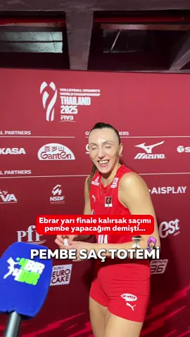 𝐏𝐄𝐌𝐁𝐄 𝐒𝐀𝐂̧𝐋𝐈 𝐄𝐁𝐑𝐀𝐑 𝐆𝐄𝐑𝐈̇ 𝐃𝐎̈𝐍𝐔̈𝐘𝐎𝐑!👩🏻‍🎤 Yarı finale çıkarsak saçını pembeye boyayacağını söyleyen Ebrar Karakurt sözünü tutuyor! 🔜🤩 #işbirliği @vodafonetr  #fileninsultanları #volleyball #ebrarkarakurt #volleyballworld
