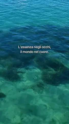 L'essenza negli occhi, il mondo nel cuore. 🩵 #pensieri #scrivere #poesia #cuore #emozioni 