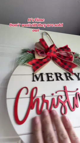 This Christmas door hanger is so gorgeous! I guarantee you these are gonna be sold out way before Christmas even begins! #christmasdecor #christmas #christmasdoorhanger 