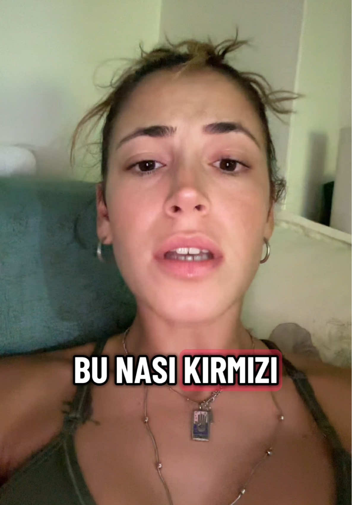 Sahada en son kırmızı yiyeceklerden biri forvetken daha ilk dakikasında yiyiyor.Çalmadığınız düdüklerin eseri #bizimçocuklar #galatasaray #barışalperyılmaz #keremaktürkoğlu #fenerbahce 