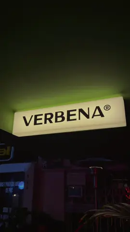 Si pudiera, volvería todos los días a Verbena. No solo por la comida —rica y bien pensada—, sino porque aquí el ambiente y la atención logran algo único: sentirte como en la sala de tu mejor amigo un finde. Ese aire hogareño, cuando se combina con una propuesta gastronómica cuidada, es un verdadero lujo. 🥂 La experiencia se divide en dos caminos: • Menú Verbenita → menos pasos, ideal para los más tímidos. • Menú Verbena → la ruta completa para descubrir el universo de Richi, el anfitrión y cocinero detrás de esta casa. 🍴 También hay platos a la carta, perfectos para compartir al centro. Súmale un par de cócteles bien hechos y la noche se vuelve íntima, cálida y memorable. 📍 Conquistadores 396, San Isidro 🗓️ Conviene reservar 💰 Los precios están en el video ¿Lo conocías ya o te animas a caer pronto? 👀 #restauranteslima #verbenarestaurante #Foodie #foodieperu #restaurantesperu