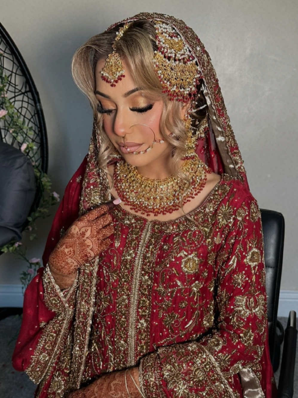 Traditional Pakistani Bride 🇵🇰♥️ #pakistani_tik_tok #pakistani #pakistanibride #fyp #foryoupagе #foryou #indiantiktok #indianbride #uaetiktok #dubaibride #videotiktok #makeup #bridalmakeup #makeuptransformation #xyz 