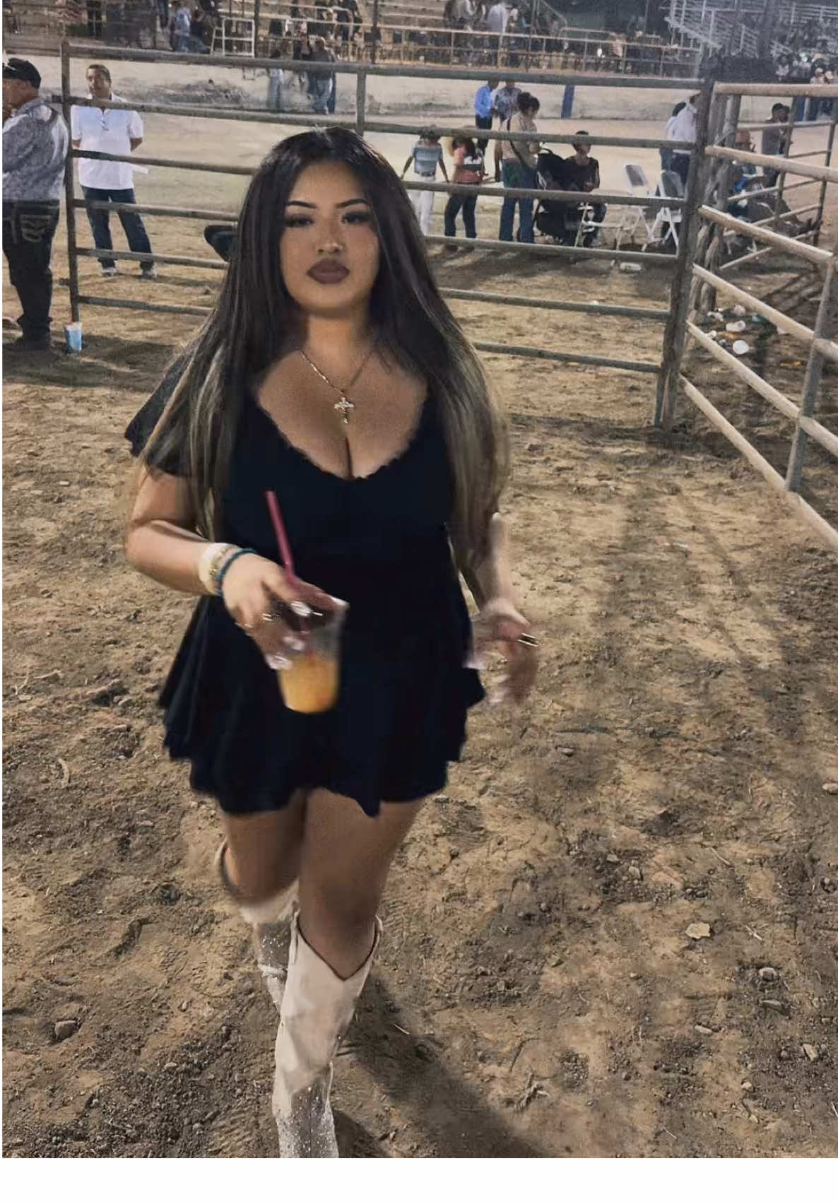 I always have to be extra AF everywhere I go 🎀✨ miren mis botitas alll sparkly✨😝 #jaripeooutfits #sparklyboots #cowgirlboots #blackdress #jaripeo 