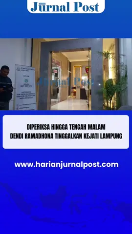 Mantan Bupati Pesawaran periode 2015-2025, Dendi Ramadhona, akhirnya keluar dari Gedung Kejaksaan Tinggi (Kejati) Lampung pada Kamis (4/9/25) malam, setelah menjalani pemeriksaan panjang hingga pukul 23.52 WIB. Dendi mengungkapkan dirinya tiba di Kejati Lampung sejak sore hari untuk memberikan keterangan kepada penyidik.  Ia menyebut pemeriksaan tersebut berkaitan dengan regulasi dan kewenangan yang pernah dijalankannya sebagai kepala daerah, khususnya mengenai proyek Sistem Penyediaan Air Minum (SPAM) Dana Alokasi Khusus (DAK) di Dinas PUPR Pesawaran. “Saya datang ke Kejati untuk diminta keterangan terkait regulasi dan kewenangan selaku saat saya masih menjabat sebagai Kepala Daerah Pesawaran, terkait adanya proyek SPAM DAK di Dinas PUPR Pesawaran,” ujar Dendi usai pemeriksaan. Ketika ditanya jumlah pertanyaan yang diajukan penyidik, Dendi mengaku sudah lupa. Ia hanya menutup dengan singkat. “Saya lupa tidak menghitung, sampai bertemu lagi dan saling doa ya.” Tutupnya. (***).