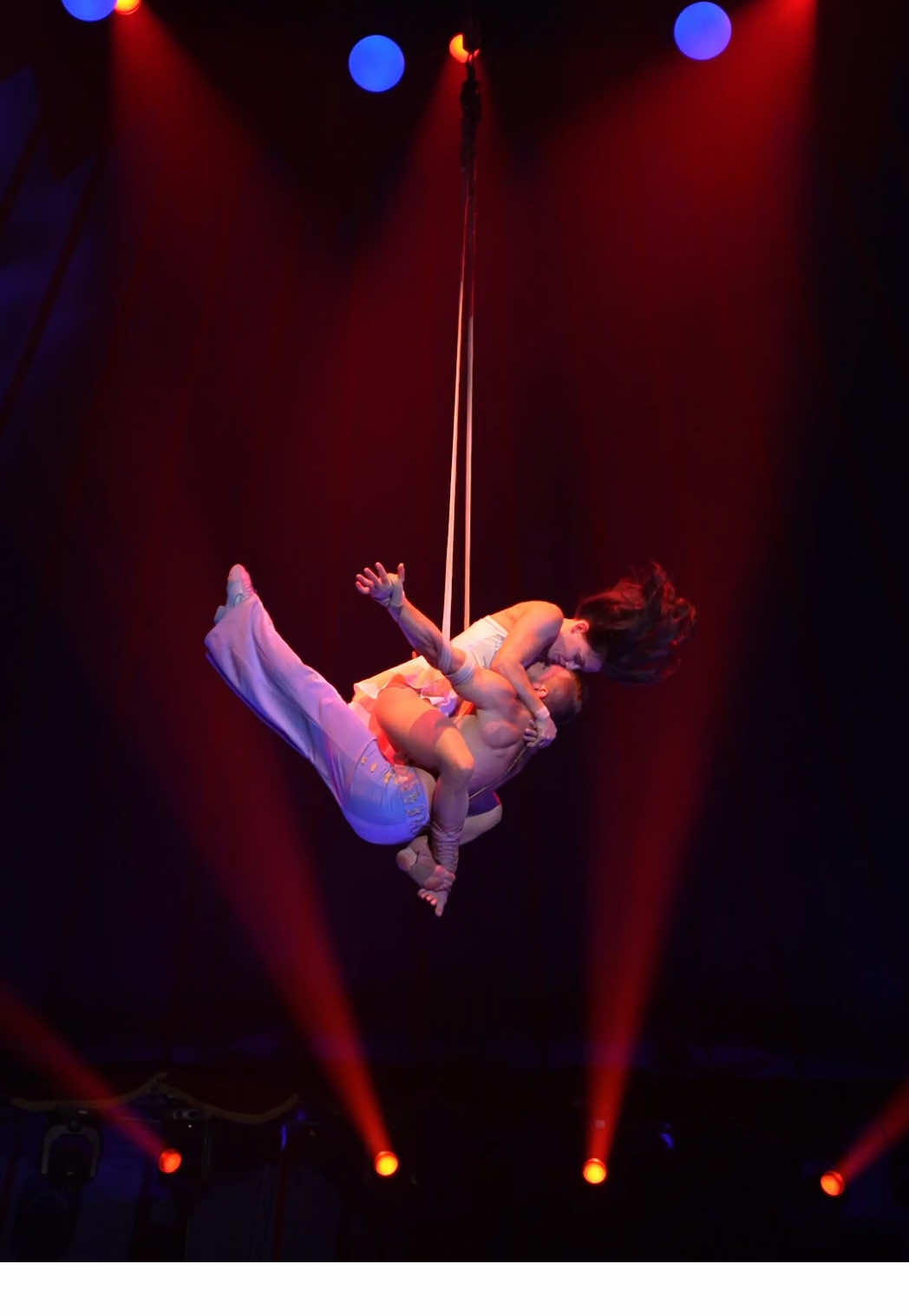 Roll down 👊🏻. . . #duostraps #duoturkeev #rolldown #circus #aerial 