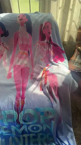 This K-pop Demon Hunter blanket is officially my daughters new go-to for everyday lounging. 🖤 It’s not super thick, and not super thin — literally the perfect throw for any season. Whether she is curled up watching shows, reading, or just wanting something soft and comfy, this blanket is everything. #foryoupage #tiktokshop #kpopfypシ #blankets #kpopdemonhunters @Bliss Weave @Kpop Demon Hunters Netflix 