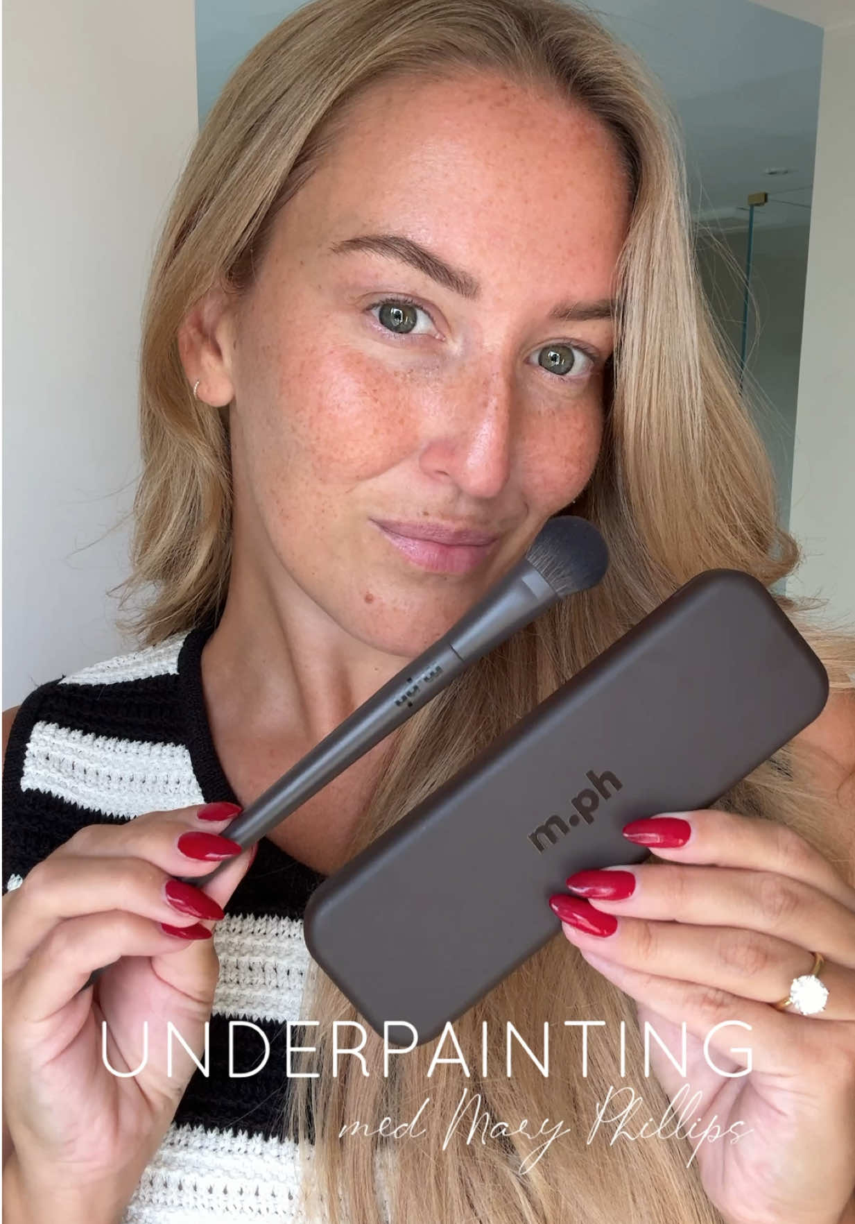 Kändisarnas makeup artist @Mary Phillips har släppt eget smink och jag hann köpa det här i USA på sephora! Bland annat @Hailey Bieber favorit 🙂‍↕️ Har ni testat underpainting? Alltså när man med en krämig foundation, bronzer osv skapar skuggor och ljusa partier under sin foundation för att behålla ansiktets konturer! Jag älskar det och adderar sen bara lite  foundation på en borste och sveper över!  #maryphillipsmakeup #makeuphacks #beauty #makeup #underpainting @m.ph by Mary Phillips 