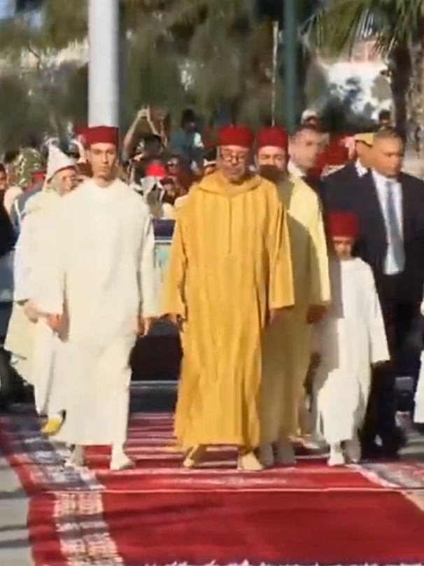 أمير المؤمنين جلالة الملك محمد السادس نصره الله، يترأس اليوم الخميس 4 شتنبر 2025، إحياء ليلة المولد النبوي الشريف بمسجد حسان بالعاصمة الرباط. ويأتي هذا الحدث الديني الكبير في أجواء روحانية مهيبة، حيث حضر لفيف من العلماء والفقهاء وأعضاء السلك الدبلوماسي وشخصيات مدنية وعسكرية، إضافة إلى مواطنين من مختلف جهات المملكة، الذين توافدوا لمشاركة أمير المؤمنين إحياء هذه الليلة المباركة. وتضمن برنامج هذه المناسبة  الدينية تلاوة آيات بينات من الذكر الحكيم، وإلقاء أمداح نبوية، إلى جانب كلمة لوزير الأوقاف والشؤون الإسلامية، في تقليد أصيل يجسد ارتباط المغاربة الوثيق بدينهم وثوابتهم تحت إمارة المؤمنين. وترؤس جلالة الملك لهذا الاحتفال الديني يعكس العناية المولوية الخاصة التي يوليها جلالته للشعائر الإسلامية، وصيانة الهوية الدينية للمغرب، القائمة على الاعتدال والوسطية، في إطار المذهب المالكي السمح والعقيدة الأشعرية والتصوف السني. #المغرب #محمد_السادس #المولد_النبوي #الرباط  #مسجد_حسان 