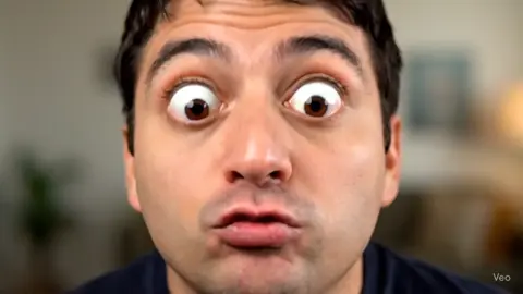 El profesional más ridículo del mundo | Corto de comedia viral Un vídeo de comedia corto y súper divertido donde un personaje con una cara exagerada y ridícula habla en español con una voz cómica. Sus frases absurdas y gestos exagerados te harán reír sin parar. Perfecto para TikTok, ideal para compartir, dar like y guardar en favoritos. Humor absurdo y viral garantizado. #ComediaViral #CortoDivertido #HumorTikTok #RisasSeguras #SketchGracioso