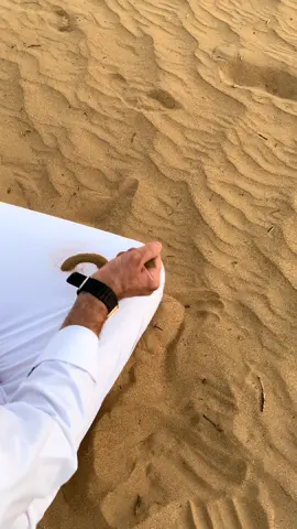 السلام لهاتين العيون الجميلة التي   تشاهد جمال الصحراء ويانة الصديق #حارث #ابراهيم_التميمي #كاتب_بالرمل #العراق#البصرة 